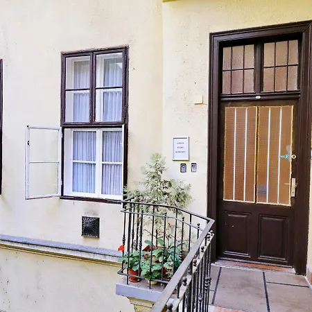 Supreme Astoria Semmelweis