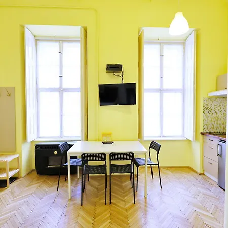 Supreme Astoria Semmelweis